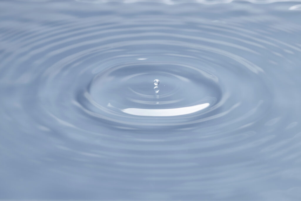 やめられない行動が続く様子を波紋でイメージ